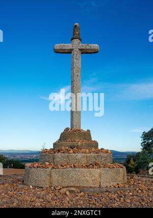 Steinkreuz - Crucero de Santo Toribio ein historisches Wahrzeichen auf dem Jakobsweg in der Nähe von Leon, Spanien Stockfoto