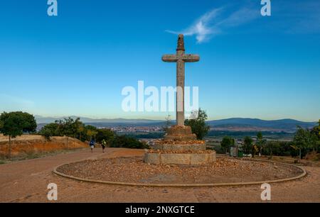 Steinkreuz - Crucero de Santo Toribio ein historisches Wahrzeichen auf dem Jakobsweg in der Nähe von Leon, Spanien Stockfoto