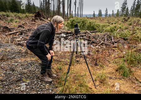 WA23140-00...WASHINGTON - Tom Kirkendall fotografiert in einer klaren Ecke auf DNR-Land über dem Wallace Falls State Park. Linse Baby Velvet 28 Stockfoto