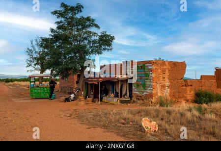 Erfrischung und Rastplatz neben der Bauruine auf dem Jakobsweg in Spanien Stockfoto
