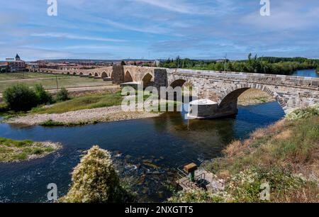 Puente del Paso Honroso Fluss im Hospital de Orbigo auf dem Jakobsweg, Spanien Stockfoto