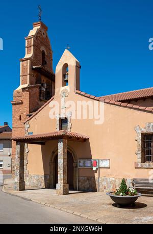 Die Kirche der Virgen de las Candelas in Villavante auf dem Jakobsweg - der französische Weg im Norden Spaniens Stockfoto