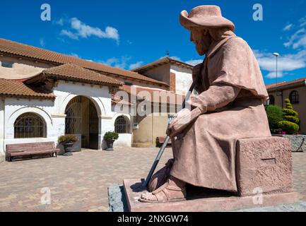 Skulptur des Apostels Santiago als Pilger auf dem Jakobsweg - dem französischen Weg im Norden Spaniens Stockfoto