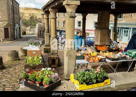 Sie verkaufen Obst und Gemüse vom alten Market Cross in Alston, der höchsten Stadt Englands, Cumbria, North Pennines Stockfoto