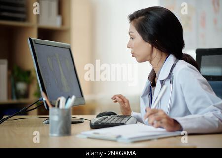 Arzt untersucht Thoraxröntgen auf dem Computerbildschirm Stockfoto