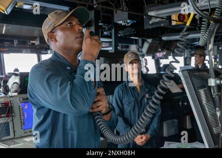 230131-N-SN516-1028 SÜDCHINESISCHES MEER (31. JANUAR 2023) USA Navy Commander. Richard Jimenez, befehlshabender Offizier aus El Paso, Texas, verkündet den „Daring Raider of the Month“ vor der Crew an Bord der Arleigh-Burke-Klasse-Zerstörerin USS Decatur (DDG 73). Decatur, Teil der Nimitz Carrier Strike Group, gehört zur US-7.-Flotte und führt Routinevorgänge durch. 7. Fleet sind die USA Die größte Flotte der Navy, die mit einer Anzahl von Flotten ausgestattet ist, arbeitet regelmäßig mit Alliierten und Partnern zusammen, um eine freie und offene Region Indopazifik zu erhalten. Stockfoto