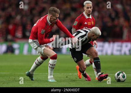 Bruno Guimaraes von Newcastle United kämpft am Sonntag, den 26. Februar 2023, um Besitz mit Scott McTominay von Manchester United während des Carabao-Cup-Finales zwischen Manchester United und Newcastle United im Wembley-Stadion, London. (Foto: Mark Fletcher | MI News) Guthaben: MI News & Sport /Alamy Live News Stockfoto