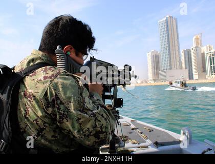 230213-N-FB203-0701 MANAMA, Bahrain (13. Februar 2023) Naval Support Activity (NSA) Auszubildende im Hafenbetrieb Bahrain verfolgen im Rahmen der Übung Citadel Protect ein Trainingsboot. Die NSA Bahrain ermöglicht den vorwärtsgerichteten Einsatz und die Reaktionsfähigkeit der US-Streitkräfte und der Alliierten zur Unterstützung der Mission der Navy Region Europa, Afrika und Südwestasien, der Flotte, der Krieger und der Familie Dienste zu leisten. Stockfoto