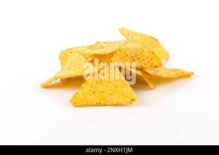 Gesalzener Mais snack nachos Chips isoliert auf weißem Stockfoto