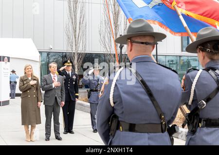 USA Gouverneur Brian Kemp, der am 12. Januar 2023 im Georgia State Convocation Center zum 83. Gouverneur von Georgien wiedergewählt wurde, vereidigt sein Amt. Nach seiner Amtseinführung, Gouverneur Kemp, USA Generalmajor Tom Carden, Generaladjutant von Georgien, und Oberst Chris Wright, Kommissar des Ministeriums für öffentliche Sicherheit in Georgien, überprüften eine Zusammenstellung von Soldaten, Flugzeugen, Staatspolizisten Georgiens und Freiwilligen der staatlichen Verteidigungskräfte Georgiens. Stockfoto