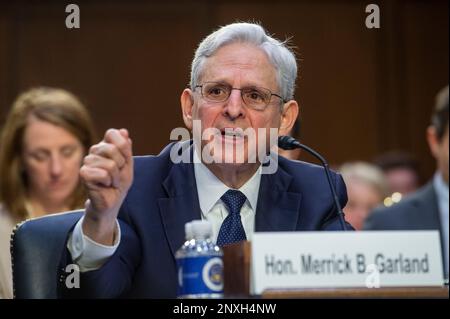 Washington, Vereinigte Staaten. 01. März 2023. US-Generalstaatsanwalt Merrick Garland erscheint vor einem Senatskomitee der Anhörung zur gerichtlichen Aufsicht, um das Justizministerium im Hart Senate Office Building in Washington, DC, am Mittwoch, den 1. März 2023 zu untersuchen. Kredit: Rod Lamkey/CNP/dpa/Alamy Live News Stockfoto