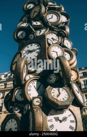 Paris, 08.02.23: Die Uhren von Arman, Uhrenskulptur am Bahnhof Gare St Lazare. Stockfoto