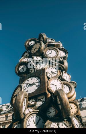 Paris, 08.02.23: Die Uhren von Arman, Uhrenskulptur am Bahnhof Gare St Lazare. Stockfoto