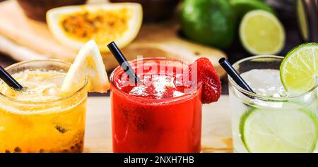 Brasilianischer Caipirinha, typischer brasilianischer Cocktail mit Obst. Zitrone, Erdbeere und Passionsfrucht, Kakao oder Wodka mit Zucker. Stockfoto