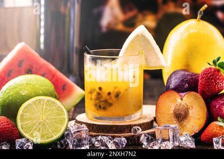 Brasilianischer Caipirinha, brasilianischer Cocktail mit Passionsfrucht, Kakao und Zucker. Caipirinha, Zucker, frische Passionsfrucht und Kakao oder Wodka Inger Stockfoto