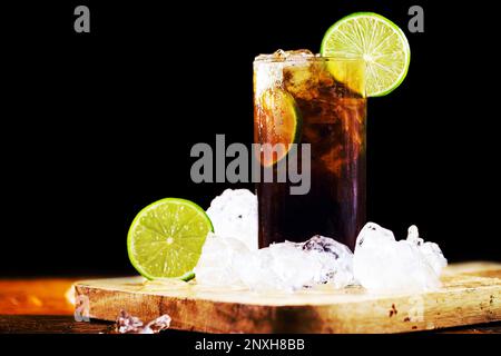 Rum und Cola Cuba Libre mit Zitrone und Eis Stockfoto