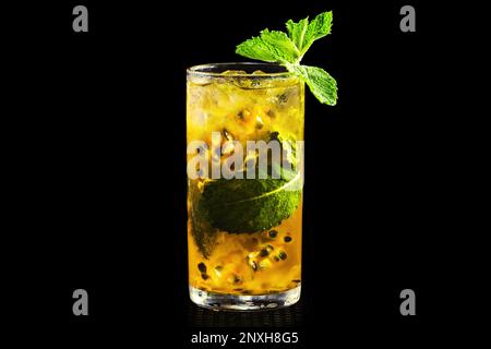 Passionsfrucht-Mojito, Rumgetränk, Passionsfrucht, mit Minze, Sommergetränk, gekühlt serviert, isolierter schwarzer Hintergrund Stockfoto