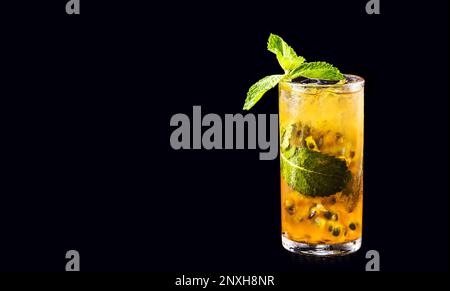 Passionsfrucht-Mojito, Rumgetränk, Passionsfrucht, mit Minze, Sommergetränk, gekühlt serviert, isolierter schwarzer Hintergrund Stockfoto