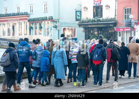 Windsor, Berkshire, Großbritannien. 23. Januar 2023. Das eiskalte Wetter in Windsor hat Touristen nicht davon abgehalten, heute Morgen in die Stadt zu kommen. Kredit: Maureen McLean/Alamy Stockfoto