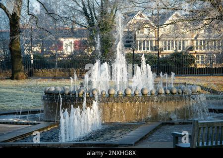 Windsor, Berkshire, Großbritannien. 23. Januar 2023. Heute Morgen war Eis um den Diamond Jubilee Fountain in Windsor, nach heftigem Nachtfrost. Kredit: Maureen McLean/Alamy Stockfoto