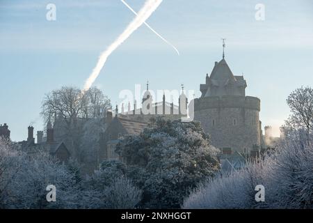 Windsor, Berkshire, Großbritannien. 23. Januar 2023. Der Curfew Tower und die St. George's Chapel im Schloss Windsor an einem weiteren eiskalten Morgen. Ab Donnerstag dieser Woche werden die Temperaturen voraussichtlich über den Gefrierpunkt ansteigen. Kredit: Maureen McLean/Alamy Stockfoto