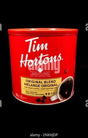 New Liskeard, Ontario, Kanada -01. März 2023 : Eine Dose von Tim Hortons Original-Kaffeespezialitäten auf schwarzem Hintergrund. Stockfoto