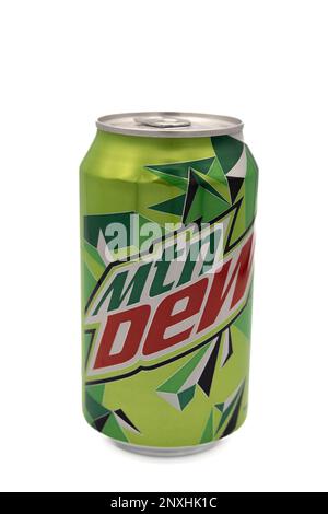 New Liskeard, Ontario, Kanada - 01. März 2023 : Eine Dose Mountain Dew auf schwarzem Hintergrund. Stockfoto