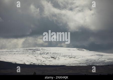 Schneebedeckte Kreuze fielen im Winter mit stürmischem Himmel in der Nähe von Alston, Cumbria, North Pennines Stockfoto