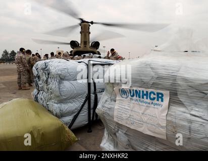 Humanitäre Hilfe des türkischen Militärpersonals auf einen Chinook-Helikopter CH-47 am Luftwaffenstützpunkt Incirlik, Türkiye, 20. Februar 2023. 1AD CAB bietet eine dynamische Hubkapazität zur direkten Unterstützung der Hilfsmaßnahmen der USAID und der Türkei. 1AD CAB ist eine von mehreren US-Militäreinheiten, die Task Force 61/2 (TF 61/2) unterstützen und unter US-amerikanischer Führung tätig sind Marine Forces Europe (NAVEUR), USA Sechste Flotte und USA Europäische Befehlshaber sind Teil der internationalen türkischen Katastrophenhilfe. Stockfoto