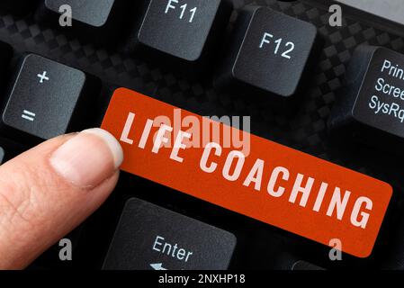 Konzeptionelle Überschrift Life Coaching. Der Geschäftsansatz „Leben durch Herausforderungen verbessern“ ermutigt uns in unserer Karriere Stockfoto