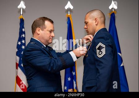 Senior Master Sgt. Christopher Reedy, Right, 71. Special Operations Squadron Senior Enlisted Leader, erhält das Distinguished Flying Cross von Major General Phillip Stewart, Left, 19. Air Force Commander, während einer Preisverleihung auf dem Luftwaffenstützpunkt Kirtland, New Mexico, 11. Januar 2023. Während der Zeremonie erhielten Mitglieder des 58. Spezialeinsatzflügels für ihre Aktionen während einer Geiselrettungsmission im Jahr 2020 das berühmte Flying Cross oder die Luftmedaille. Stockfoto