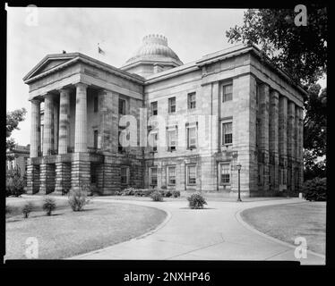 State Capitol, Raleigh, Wake County, North Carolina. Carnegie Survey of the Architecture of the South (Carnegie-Umfrage zur Architektur des Südens). United States North Carolina Wake County Raleigh, Capitols, Columns, Domes, Porticoes, Veranden. Stockfoto