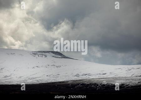 Schneebedeckte Kreuze fielen im Winter mit stürmischem Himmel in der Nähe von Alston, Cumbria, North Pennines Stockfoto