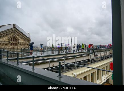 Paris, Frankreich, Juni 2022. Die Panoramaterrasse der Galeries Lafayette an regnerischen Tagen: Touristen geben nicht auf, den besonderen Aussichtspunkt zu genießen Stockfoto