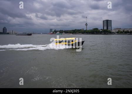 15. September 2021 Rotterdam; Niederlande; berühmtes Rotterdamer Wassertaxi, Touristenattraktion sowie beliebte öffentliche Verkehrsmittel für die Bürger Stockfoto