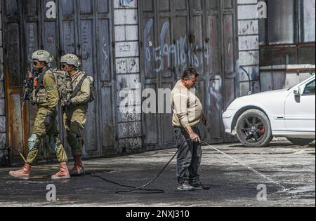 Nablus, Palästina. 01. März 2023. Israelische Soldaten sichern die Straße in der Stadt Hawara, südlich von Nablus, im besetzten Westjordanland. Die israelische Armee schließt die Stadt Hawara weiterhin vollständig, nachdem zwei israelische Siedler bei einem Schießangriff in der Stadt getötet wurden. (Foto von Nasser Ishtayeh/SOPA Images/Sipa USA) Guthaben: SIPA USA/Alamy Live News Stockfoto