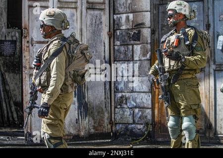 Nablus, Palästina. 01. März 2023. Israelische Soldaten sichern die Straße in der Stadt Hawara, südlich von Nablus, im besetzten Westjordanland. Die israelische Armee schließt die Stadt Hawara weiterhin vollständig, nachdem zwei israelische Siedler bei einem Schießangriff in der Stadt getötet wurden. (Foto von Nasser Ishtayeh/SOPA Images/Sipa USA) Guthaben: SIPA USA/Alamy Live News Stockfoto