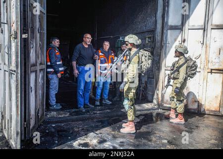 Nablus, Palästina. 01. März 2023. Israelische Soldaten zwingen Palästinenser, ihre Geschäfte in der Stadt Hawara südlich von Nablus im besetzten Westjordanland zu schließen. Die israelische Armee schließt die Stadt Hawara weiterhin vollständig, nachdem zwei israelische Siedler bei einem Schießangriff in der Stadt getötet wurden. (Foto von Nasser Ishtayeh/SOPA Images/Sipa USA) Guthaben: SIPA USA/Alamy Live News Stockfoto