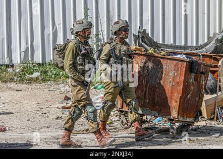 Nablus, Palästina. 01. März 2023. Israelische Soldaten patrouillieren auf den Straßen der Stadt Hawara südlich von Nablus im besetzten Westjordanland. Die israelische Armee schließt die Stadt Hawara weiterhin vollständig, nachdem zwei israelische Siedler bei einem Schießangriff in der Stadt getötet wurden. (Foto von Nasser Ishtayeh/SOPA Images/Sipa USA) Guthaben: SIPA USA/Alamy Live News Stockfoto