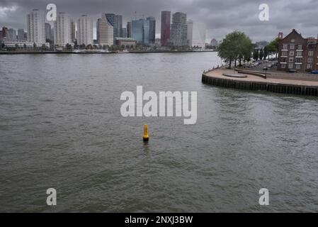 15. September 2021, Rotterdam Südholland, Niederlande Blick von der Erasmus-Brücke die Seilbahnbrücke über die Mause wurde entworfen Stockfoto