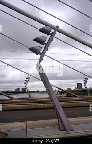 15. September 2021, Rotterdam Südholland, Niederlande, Fragment der Erasmus-Brücke über den Nieuwe Maas (New Meuse) River an bewölktem Tag. Stockfoto