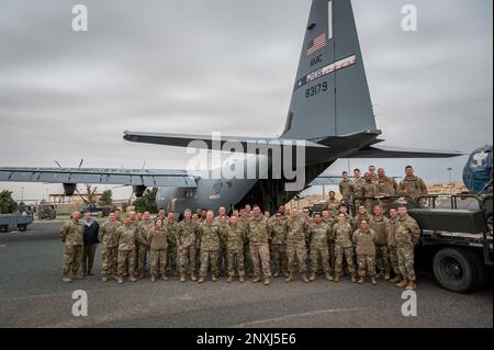 USA Air Force General Mark Kelly, Commander des Air Combat Command, und Kommandochef Sergeant John Storms, ACC, posieren für ein Foto mit Airmen vor einem C-130J Super Hercules während einer Tour auf dem Ali Al Salem Air Base, Kuwait, 15. Februar 2023. AASAB ist die USA Das Theaterportal des Zentralkommandos; ist dafür verantwortlich, Ressourcen und Fähigkeiten weiter in den Zuständigkeitsbereich zu bringen, während die Vereinigten Staaten ihre dauerhafte Präsenz in der AOR verstärken. Stockfoto