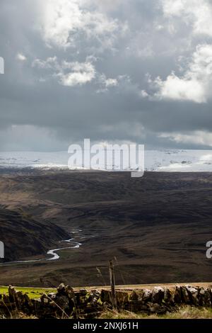 Black Burn und Shield Water Winds zwischen den Mooren von Moorhühnern in Ousby Fell mit schneebedeckten Kreuzen in der Nähe von Alston North Pennines Cumbria Stockfoto