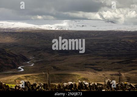 Black Burn und Shield Water Winds zwischen den Mooren von Moorhühnern in Ousby Fell mit schneebedeckten Kreuzen in der Nähe von Alston North Pennines Cumbria Stockfoto