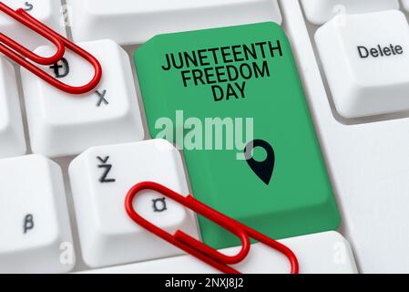 Schild mit der Aufschrift „Juneteenth Freedom Day“. Begrifflicher Foto-gesetzlicher Feiertag in den Vereinigten Staaten zum Gedenken an das Ende der Sklaverei Stockfoto