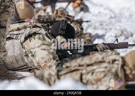 EIN US-AMERIKANISCHER Ein Mitglied des Militärs, das der 19. Special Forces Group (Airborne) der Utah Army National Guard zugeteilt wurde, schießt auf seine M4, während er in Sicht war, um genauer zu schießen und eine engere Gruppe zu haben, bevor er sich am 20. Januar 2023 in der Nähe von Camp Williams, Utah, qualifiziert. Die Qualifikation auf dem Schießstand ist wichtig, um sicherzustellen, dass die Soldaten genau sind und bereit sind. (Utah Army National Guard Foto von SPC. Mackenzie Willden) Stockfoto