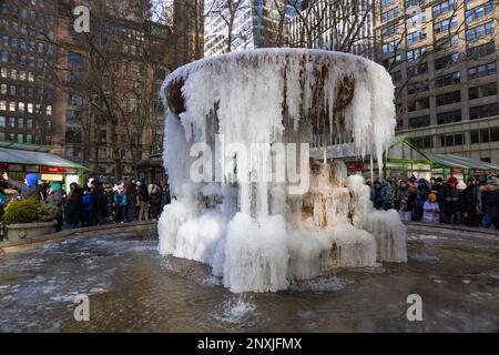 Der Brunnen ist am ersten Weihnachtsfeiertag in New York City im Bryant Park gefroren Stockfoto