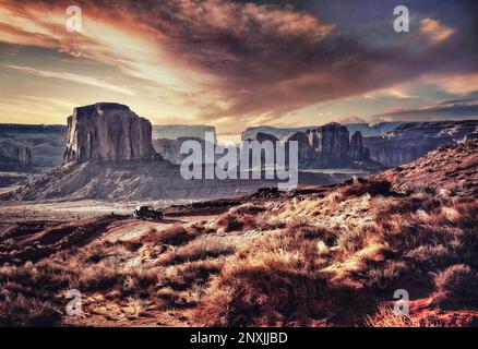 Ein Jeep hält an, um die Aussicht auf einen Aussichtspunkt im Monument Valley, Arizona, zu genießen. Stockfoto