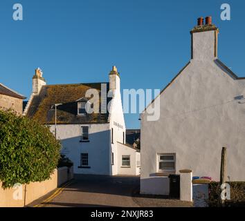 26. Februar 2023 Findhorn, Moray, Schottland. Dies ist die Straße mit dem Crown and Anchor Inn, Pub, Restaurant und Unterkünften im kleinen Dorf Stockfoto