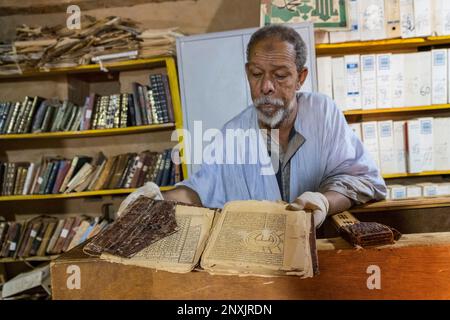 Mauretanien, Chinguetti, islamische Bibliothek, Saif Al Islam, Kurator der Ahmed Mahmoud-Bibliothek, die zum UNESCO-Weltkulturerbe gehört Stockfoto